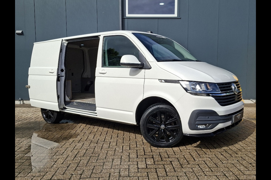 Volkswagen Transporter 2.0 TDI L1H1 150PK * Trekhaak * Navigatiesysteem * 3-Zits * Parkeercamera * 96.000KM! *