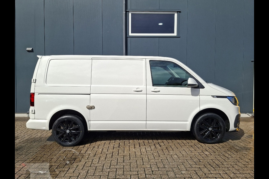 Volkswagen Transporter 2.0 TDI L1H1 150PK * Trekhaak * Navigatiesysteem * 3-Zits * Parkeercamera * 96.000KM! *