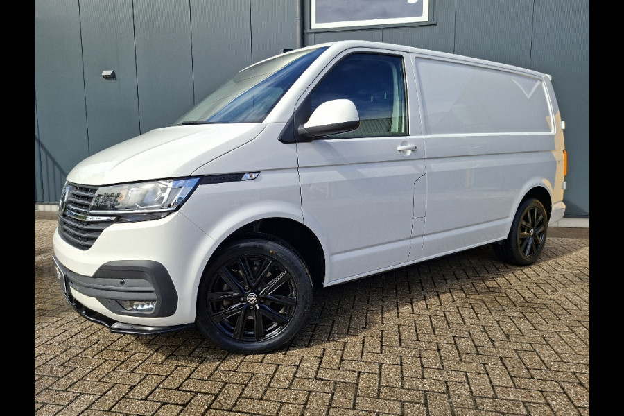 Volkswagen Transporter 2.0 TDI L1H1 150PK * Trekhaak * Navigatiesysteem * 3-Zits * Parkeercamera * 96.000KM! *