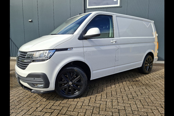 Volkswagen Transporter 2.0 TDI L1H1 150PK * Trekhaak * Navigatiesysteem * 3-Zits * Parkeercamera * 96.000KM! *