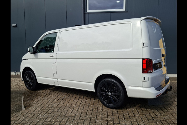 Volkswagen Transporter 2.0 TDI L1H1 150PK * Trekhaak * Navigatiesysteem * 3-Zits * Parkeercamera * 96.000KM! *
