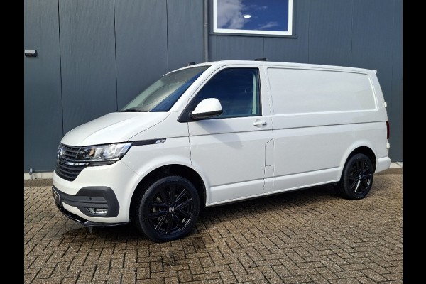Volkswagen Transporter 2.0 TDI L1H1 150PK * Trekhaak * Navigatiesysteem * 3-Zits * Parkeercamera * 96.000KM! *