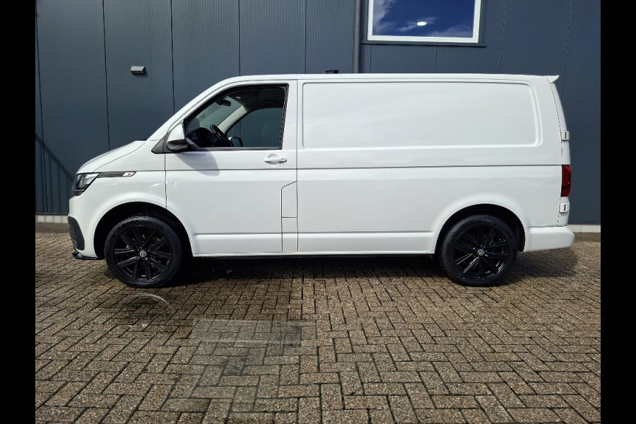 Volkswagen Transporter 2.0 TDI L1H1 150PK * Trekhaak * Navigatiesysteem * 3-Zits * Parkeercamera * 96.000KM! *