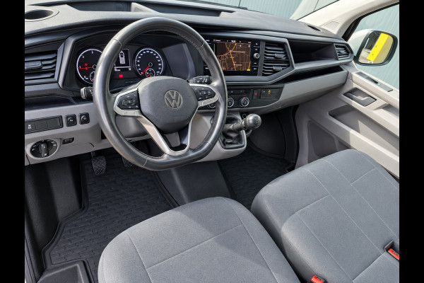 Volkswagen Transporter 2.0 TDI L1H1 150PK * Trekhaak * Navigatiesysteem * 3-Zits * Parkeercamera * 96.000KM! *