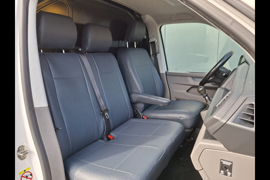 Volkswagen Transporter 2.0 TDI L1H1 150PK * Trekhaak * Navigatiesysteem * 3-Zits * Parkeercamera * 96.000KM! *