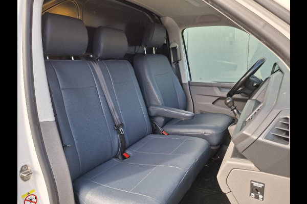 Volkswagen Transporter 2.0 TDI L1H1 150PK * Trekhaak * Navigatiesysteem * 3-Zits * Parkeercamera * 96.000KM! *