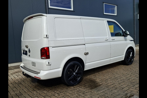 Volkswagen Transporter 2.0 TDI L1H1 150PK * Trekhaak * Navigatiesysteem * 3-Zits * Parkeercamera * 96.000KM! *