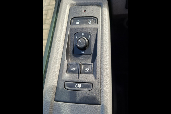 Volkswagen Transporter 2.0 TDI L1H1 150PK * Trekhaak * Navigatiesysteem * 3-Zits * Parkeercamera * 96.000KM! *
