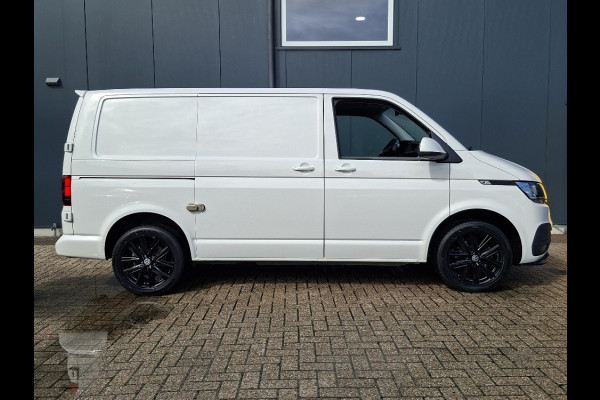 Volkswagen Transporter 2.0 TDI L1H1 150PK * Trekhaak * Navigatiesysteem * 3-Zits * Parkeercamera * 96.000KM! *