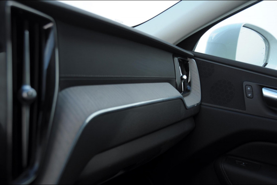 Volvo XC60 T8 390PK Automaat Recharge T8 AWD Inscription / Panoramadak / Leder Dashboard / Luchtvering / Elektrische stoel met geheugen / BLIS / Adaptieve cruise control