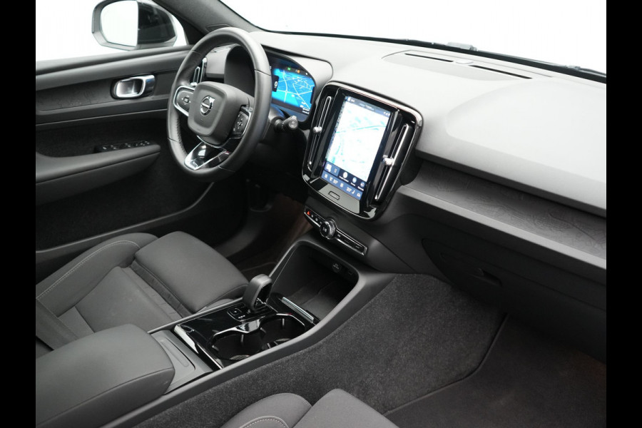 Volvo XC40 Recharge Plus 70 kWh 231pk Dealer O.H | Trekhaak Af Fabriek | Warmtepomp | Adaptive Cruise | Camera | Sportstoelen & Stuur Verwarmd | Google Assistent | Pilot Assist | Apple Carplay | Virutal Cockpit | DAB | 19"L.M