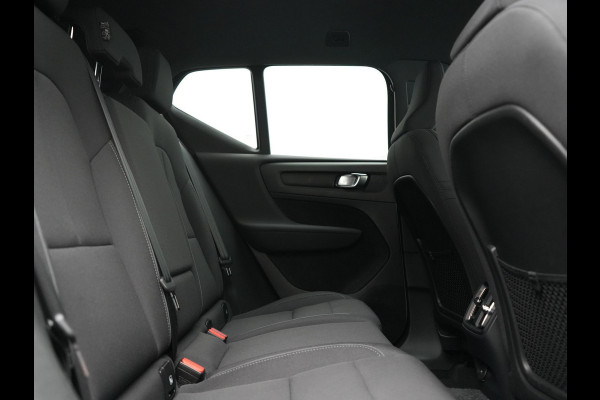 Volvo XC40 Recharge Plus 70 kWh 231pk Dealer O.H | Trekhaak Af Fabriek | Warmtepomp | Adaptive Cruise | Camera | Sportstoelen & Stuur Verwarmd | Google Assistent | Pilot Assist | Apple Carplay | Virutal Cockpit | DAB | 19"L.M