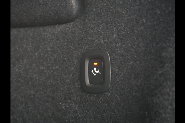 Volvo XC40 Recharge Plus 70 kWh 231pk Dealer O.H | Trekhaak Af Fabriek | Warmtepomp | Adaptive Cruise | Camera | Sportstoelen & Stuur Verwarmd | Google Assistent | Pilot Assist | Apple Carplay | Virutal Cockpit | DAB | 19"L.M