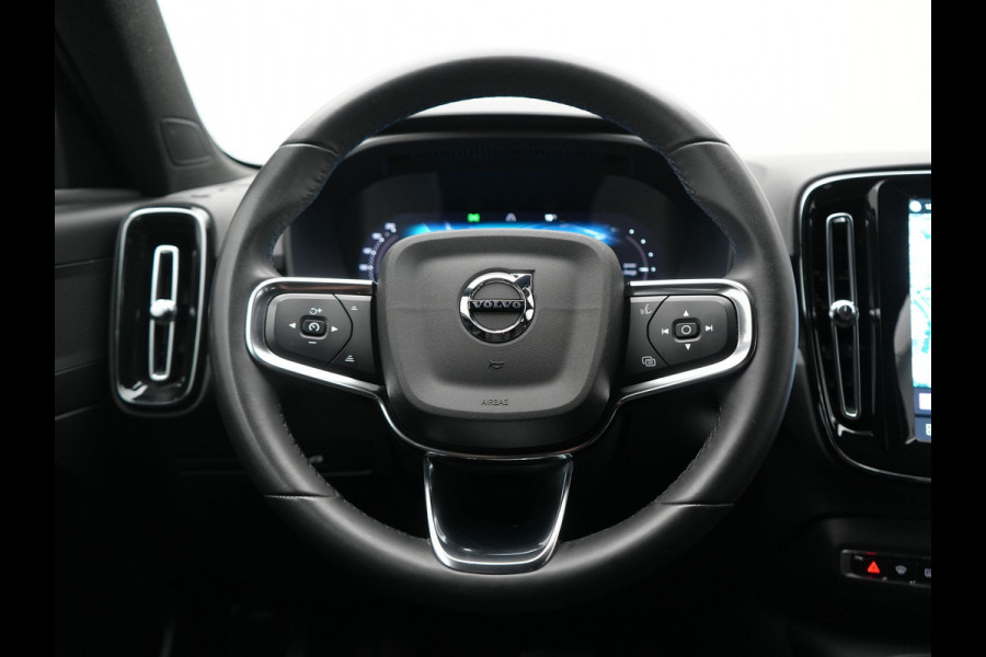 Volvo XC40 Recharge Plus 70 kWh 231pk Dealer O.H | Trekhaak Af Fabriek | Warmtepomp | Adaptive Cruise | Camera | Sportstoelen & Stuur Verwarmd | Google Assistent | Pilot Assist | Apple Carplay | Virutal Cockpit | DAB | 19"L.M