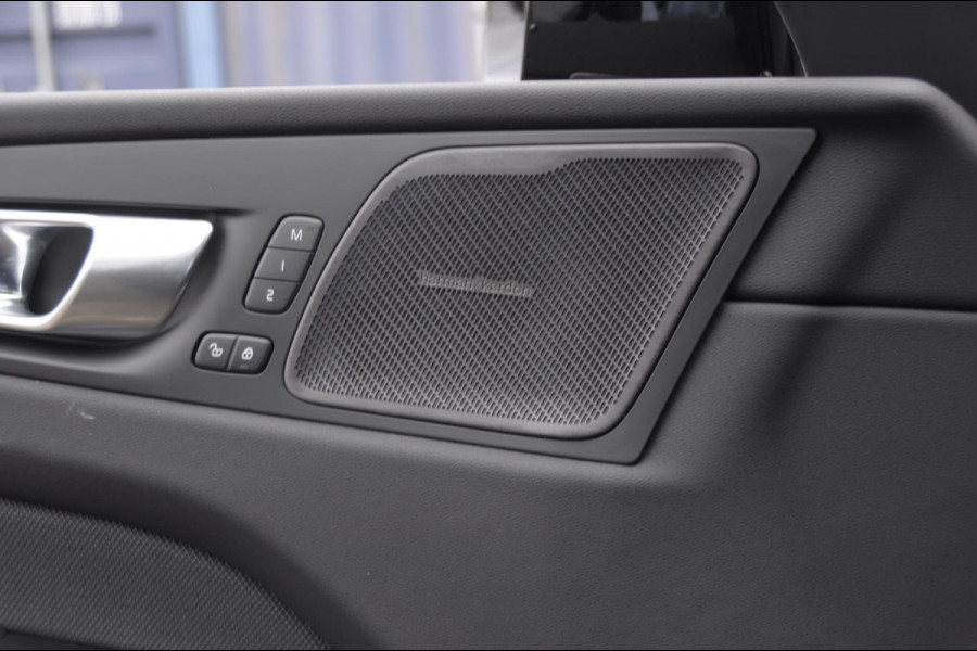 Volvo XC60 T6 350PK Automaat AWD Ultra Black Edition Trekhaak / Luchtvering / Facelift/ Head-up display/ Harman Kardon audio/ BLIS/ Elektrischbedienbare stoelen met geheugen / Panoramadak/ Adaptive cruise control/ Pilot assist/ Apple Carplay/ Android auto/