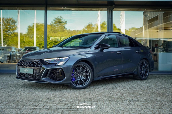 Audi RS3 Limousine 2.5 TFSI quattro / 1 van 300 / Keramisch / Pano / Kuipstoelen / B&O