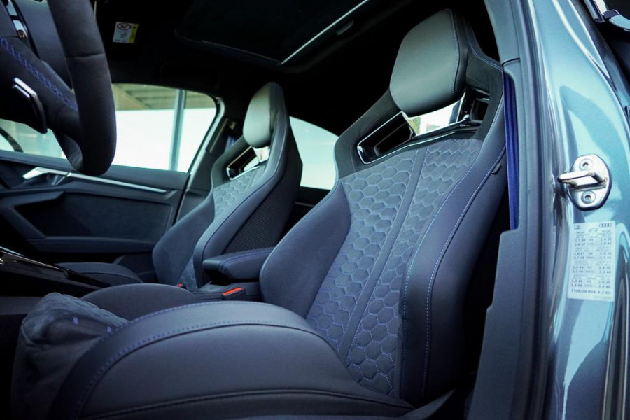 Audi RS3 Limousine 2.5 TFSI quattro / 1 van 300 / Keramisch / Pano / Kuipstoelen / B&O