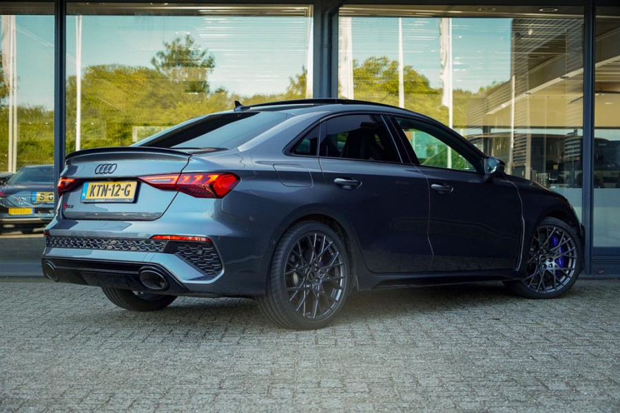 Audi RS3 Limousine 2.5 TFSI quattro / 1 van 300 / Keramisch / Pano / Kuipstoelen / B&O