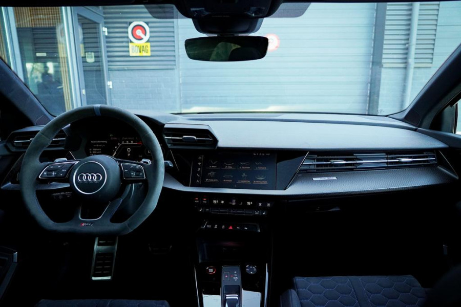 Audi RS3 Limousine 2.5 TFSI quattro / 1 van 300 / Keramisch / Pano / Kuipstoelen / B&O