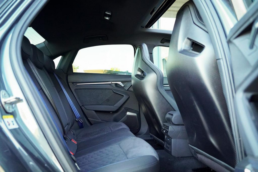 Audi RS3 Limousine 2.5 TFSI quattro / 1 van 300 / Keramisch / Pano / Kuipstoelen / B&O
