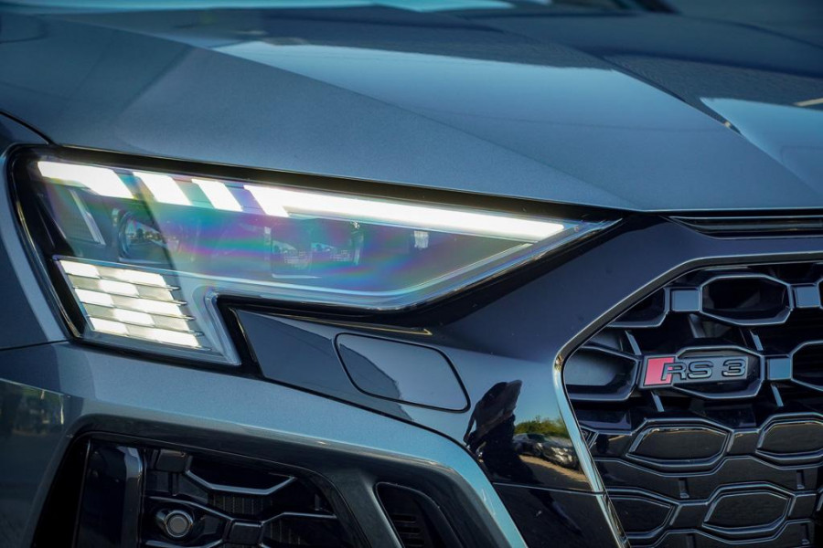 Audi RS3 Limousine 2.5 TFSI quattro / 1 van 300 / Keramisch / Pano / Kuipstoelen / B&O