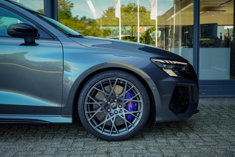 Audi RS3 Limousine 2.5 TFSI quattro / 1 van 300 / Keramisch / Pano / Kuipstoelen / B&O