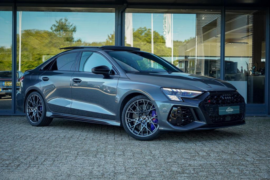 Audi RS3 Limousine 2.5 TFSI quattro / 1 van 300 / Keramisch / Pano / Kuipstoelen / B&O