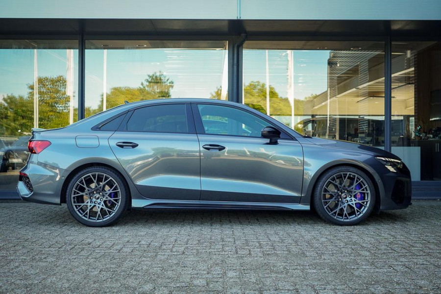 Audi RS3 Limousine 2.5 TFSI quattro / 1 van 300 / Keramisch / Pano / Kuipstoelen / B&O