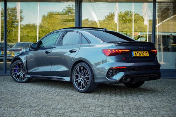 Audi RS3 Limousine 2.5 TFSI quattro / 1 van 300 / Keramisch / Pano / Kuipstoelen / B&O