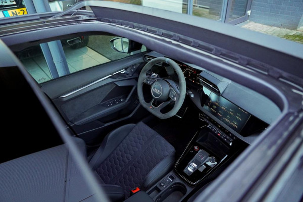 Audi RS3 Limousine 2.5 TFSI quattro / 1 van 300 / Keramisch / Pano / Kuipstoelen / B&O