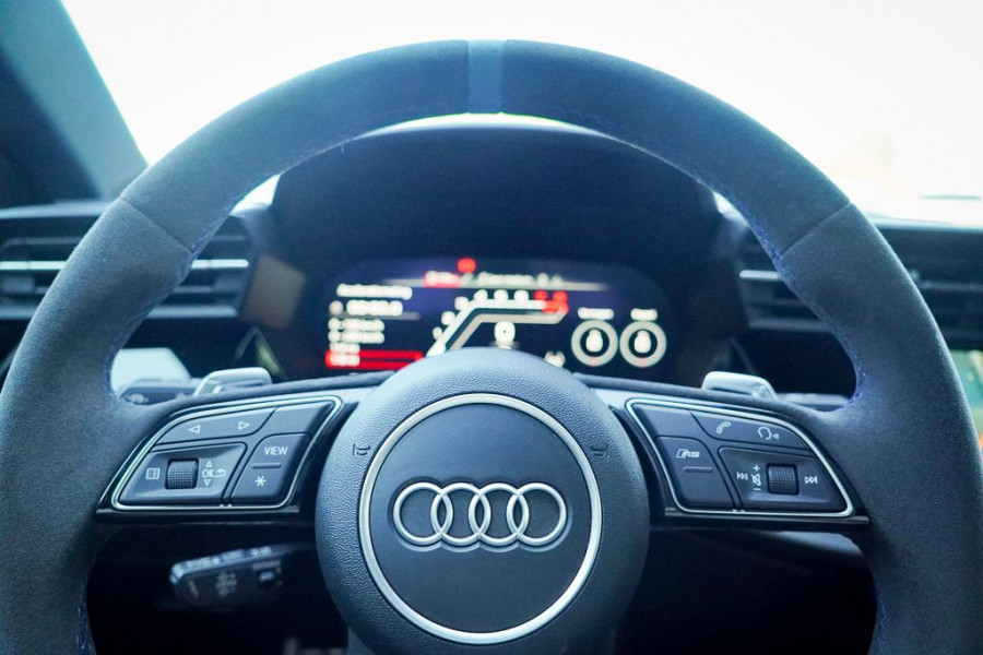 Audi RS3 Limousine 2.5 TFSI quattro / 1 van 300 / Keramisch / Pano / Kuipstoelen / B&O