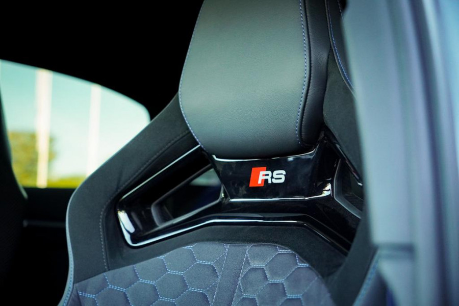 Audi RS3 Limousine 2.5 TFSI quattro / 1 van 300 / Keramisch / Pano / Kuipstoelen / B&O