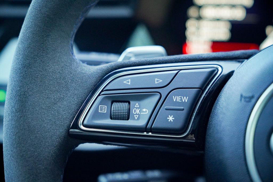 Audi RS3 Limousine 2.5 TFSI quattro / 1 van 300 / Keramisch / Pano / Kuipstoelen / B&O