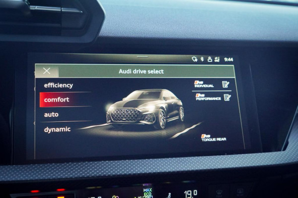Audi RS3 Limousine 2.5 TFSI quattro / 1 van 300 / Keramisch / Pano / Kuipstoelen / B&O