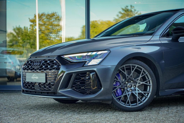 Audi RS3 Limousine 2.5 TFSI quattro / 1 van 300 / Keramisch / Pano / Kuipstoelen / B&O