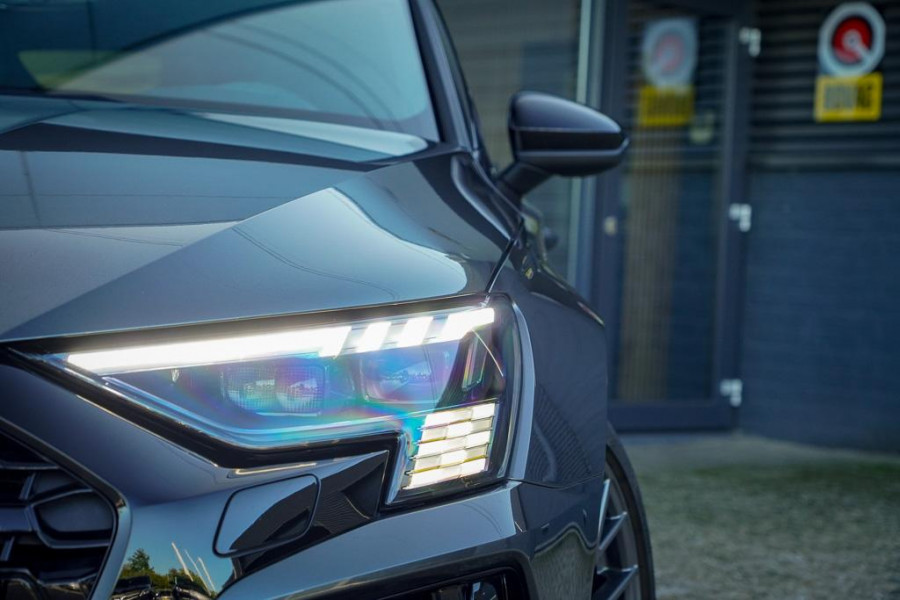 Audi RS3 Limousine 2.5 TFSI quattro / 1 van 300 / Keramisch / Pano / Kuipstoelen / B&O