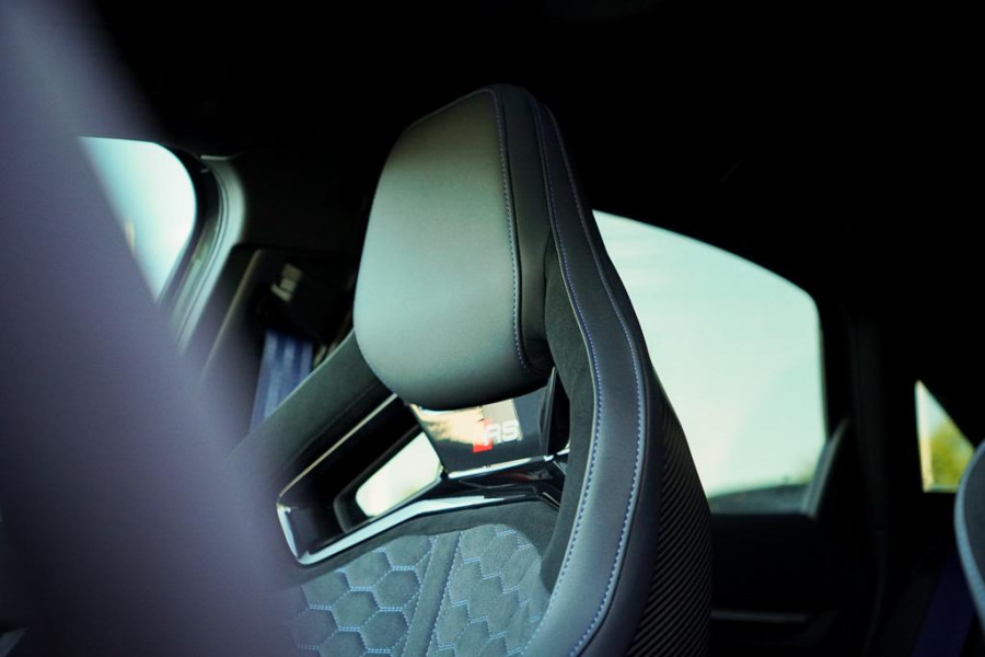 Audi RS3 Limousine 2.5 TFSI quattro / 1 van 300 / Keramisch / Pano / Kuipstoelen / B&O