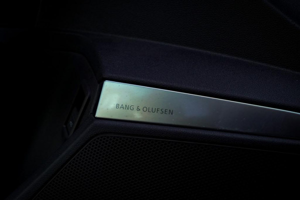 Audi RS3 Limousine 2.5 TFSI quattro / 1 van 300 / Keramisch / Pano / Kuipstoelen / B&O