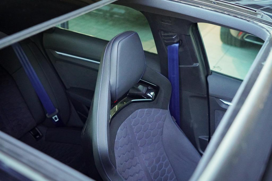 Audi RS3 Limousine 2.5 TFSI quattro / 1 van 300 / Keramisch / Pano / Kuipstoelen / B&O