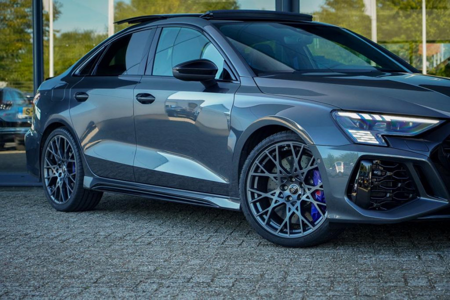 Audi RS3 Limousine 2.5 TFSI quattro / 1 van 300 / Keramisch / Pano / Kuipstoelen / B&O