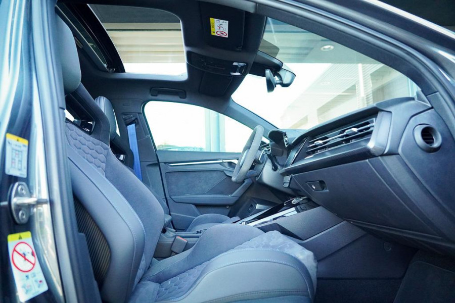 Audi RS3 Limousine 2.5 TFSI quattro / 1 van 300 / Keramisch / Pano / Kuipstoelen / B&O