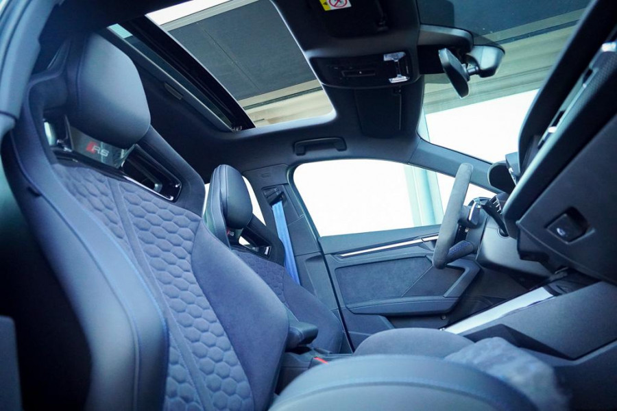 Audi RS3 Limousine 2.5 TFSI quattro / 1 van 300 / Keramisch / Pano / Kuipstoelen / B&O