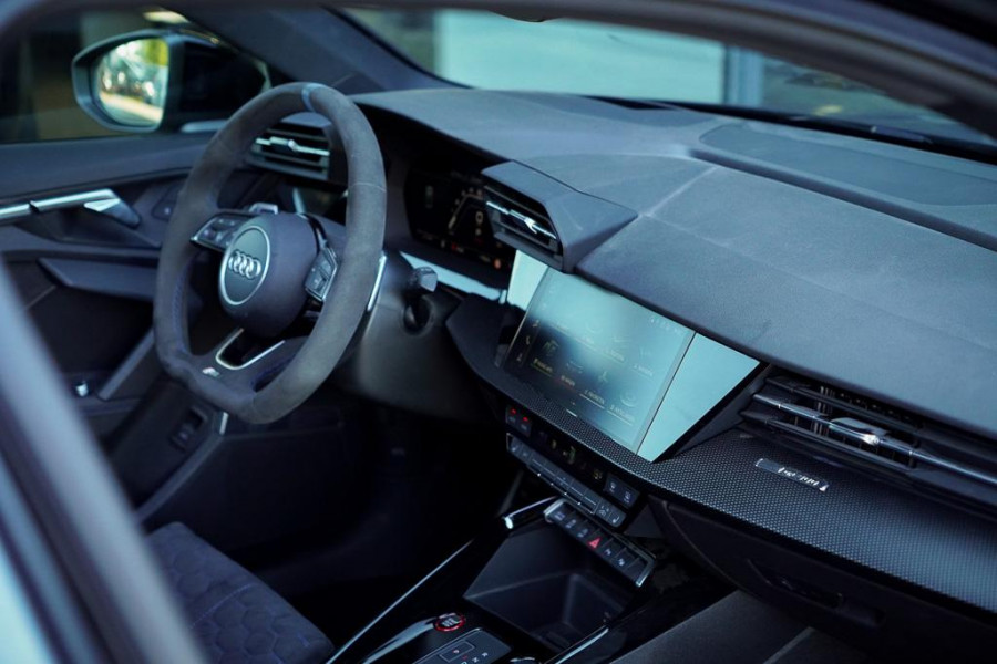 Audi RS3 Limousine 2.5 TFSI quattro / 1 van 300 / Keramisch / Pano / Kuipstoelen / B&O