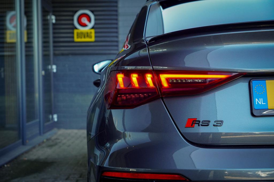 Audi RS3 Limousine 2.5 TFSI quattro / 1 van 300 / Keramisch / Pano / Kuipstoelen / B&O