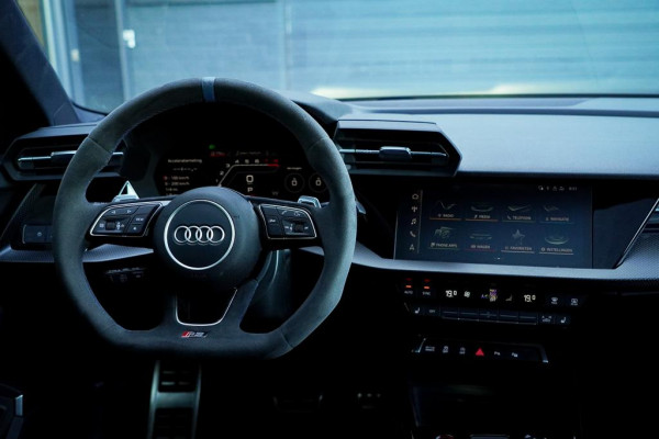 Audi RS3 Limousine 2.5 TFSI quattro / 1 van 300 / Keramisch / Pano / Kuipstoelen / B&O
