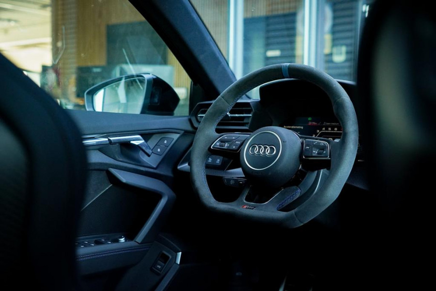 Audi RS3 Limousine 2.5 TFSI quattro / 1 van 300 / Keramisch / Pano / Kuipstoelen / B&O