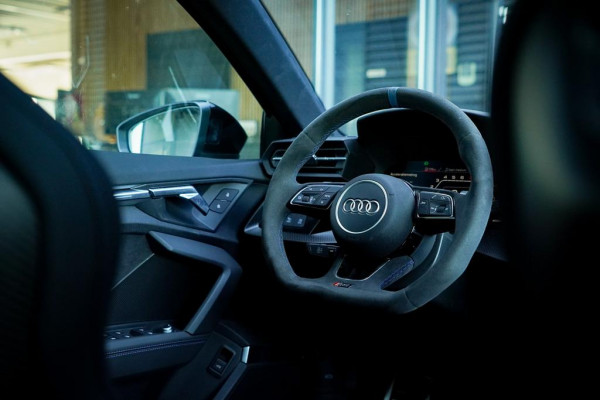 Audi RS3 Limousine 2.5 TFSI quattro / 1 van 300 / Keramisch / Pano / Kuipstoelen / B&O