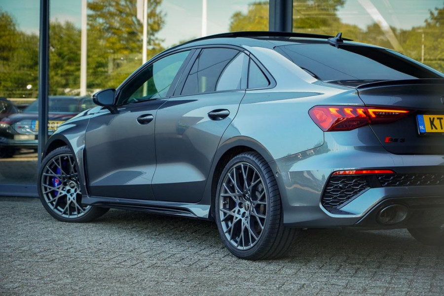 Audi RS3 Limousine 2.5 TFSI quattro / 1 van 300 / Keramisch / Pano / Kuipstoelen / B&O