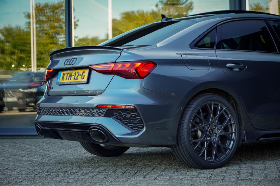 Audi RS3 Limousine 2.5 TFSI quattro / 1 van 300 / Keramisch / Pano / Kuipstoelen / B&O