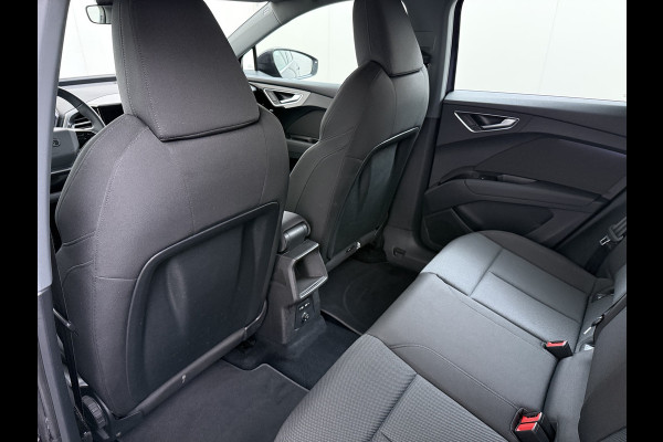 Audi Q4 e-tron 40 82kWh Trekhaak Matrix Led 19" Sportst.+Verwarmd Apple Carplay Android Navi Launch Edition Advanced Ecc Pdc Elek.Achterklep Cruise Control Lmv Isofix DAB 1.000KG Trekgewicht 1e Eigenaar Origineel Nederlandse Auto